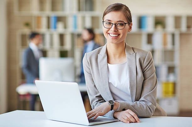مطلوب سكرتيرة لدى دائرة قانونية بشركة خاصة في عمان - يفضل من لديها خبرة سابقة بمكتب محاماة