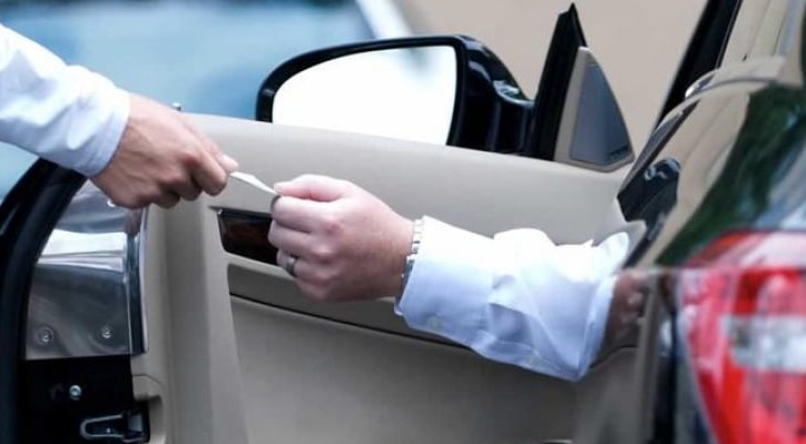 مطلوب موظف فاليت للعمل الفوري في شارع الإذاعة على أن تتوفر فيه الشروط التالية